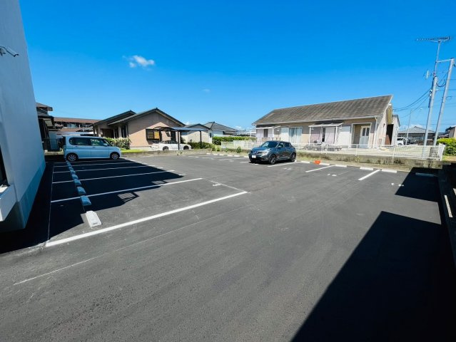 都城市吉尾町の賃貸マンションの駐車場