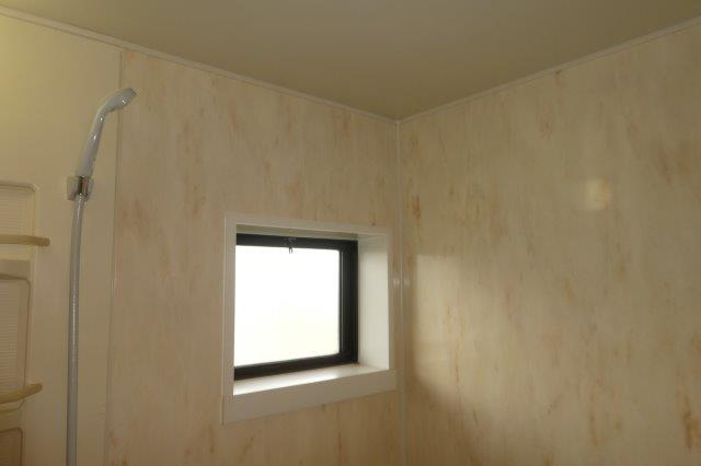 倉敷市大内のアパートの浴室|浴室窓