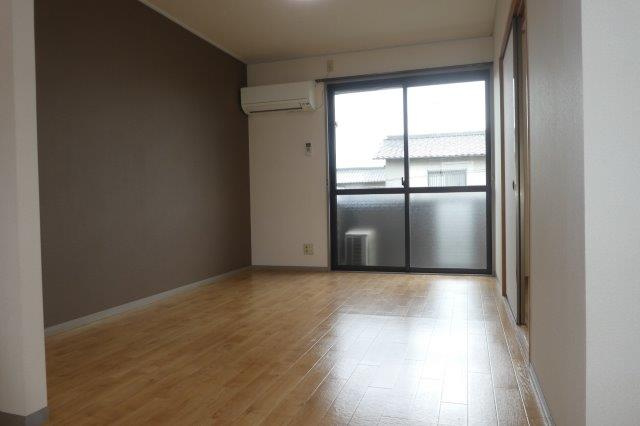 倉敷市大内のアパートの居間・リビング