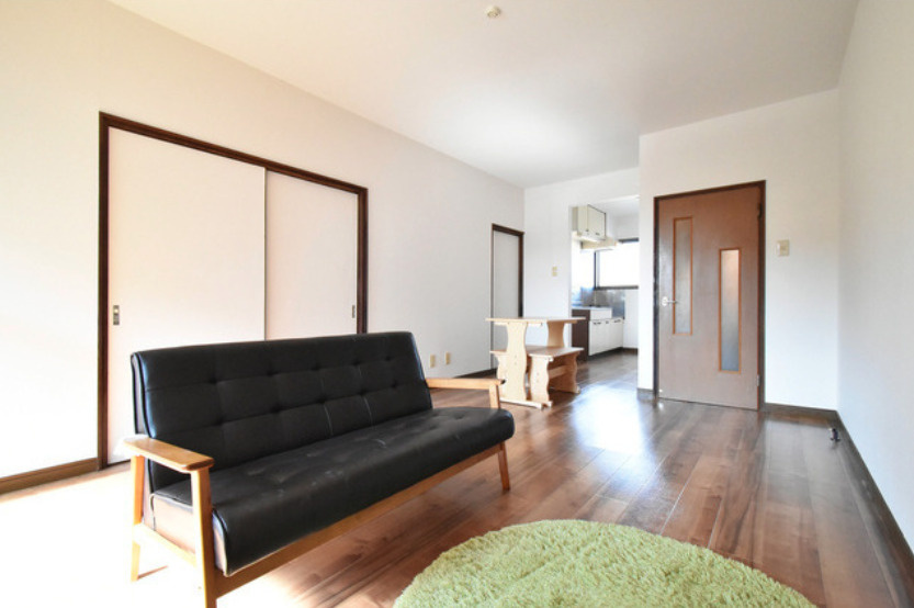 タプロコート参番館の居間・リビング|こちらの居間で趣味の時間をお楽しみください