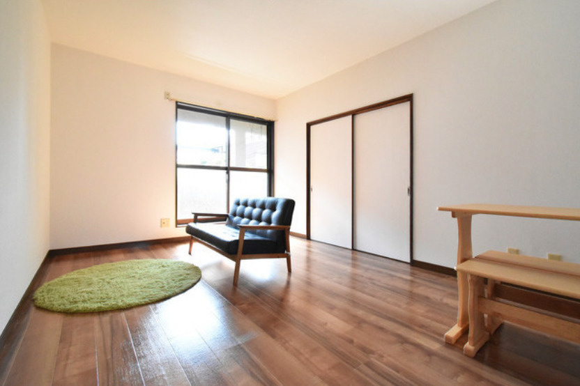 タプロコート参番館の居間・リビング|こちらの居間で趣味の時間をお楽しみください