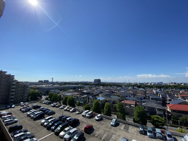 北側の洋室5.8帖に面したバルコニーから西側の眺望。葛西臨海公園の観覧車が望めます。