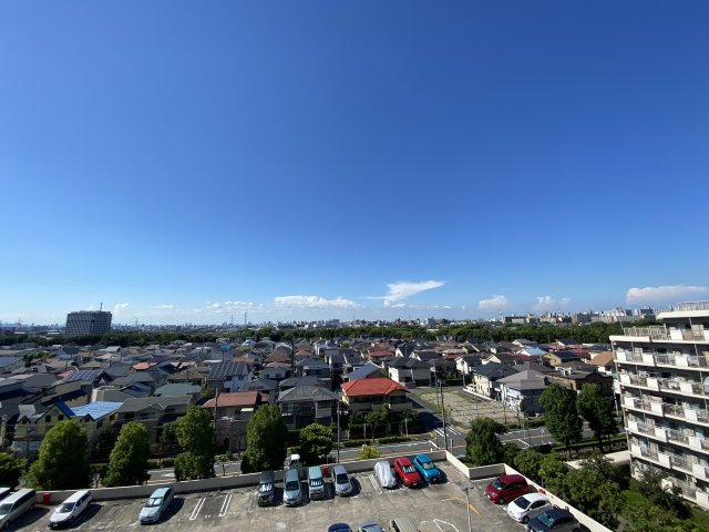 北側の洋室5.8帖に面したバルコニーから北西側の眺望。スカイツリーが望めます。