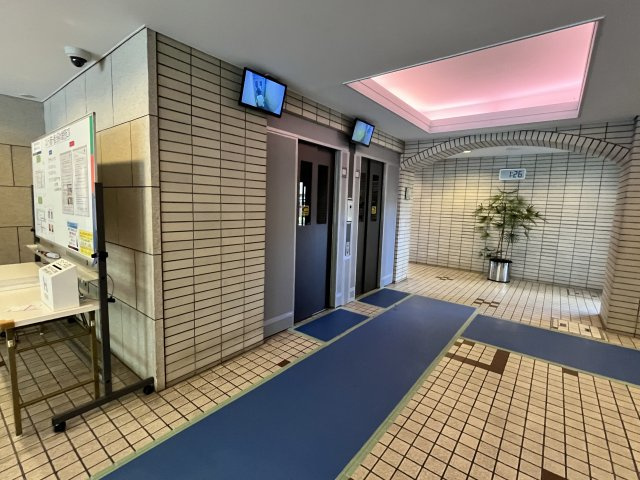 広々としたエントランスホール。エレベーターが3基あるので、朝の通勤時にも安心です。