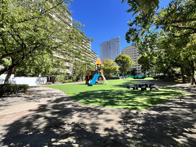 敷地の公園には遊具があり、小さなお子様も楽しめます。