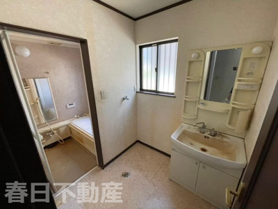 【洗面所】 | 八街市滝台・中古戸建 | 独立洗面台・室内洗濯機置場・脱衣所（経年により全面リニューアルしてご使用下さい）