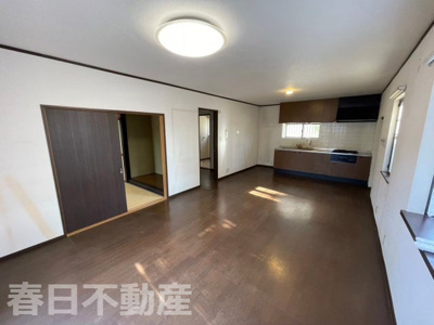 【居間・リビング】 | 八街市滝台・中古戸建 | LDK 広々16.3帖