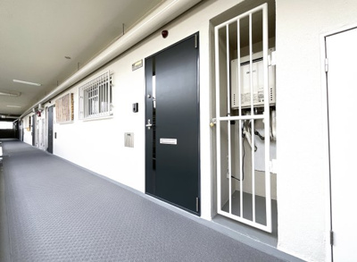 【その他共用部分】 | 吉祥院ガーデンハイツA棟 | 共有廊下は余裕があり清潔感のあるスペースです。ホームセンターや金融機関も徒歩7分にあり便利です。