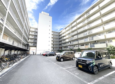 【駐車場】 | 吉祥院ガーデンハイツA棟 | 【駐車場】マンション敷地内の駐車場の他に、マンション近隣には月極駐車場が点在しています《空き状況は都度要確認》