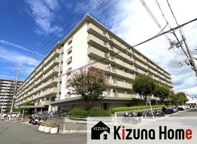 【外観】 | 吉祥院ガーデンハイツA棟 | 周辺環境がとても便利なマンションです(*´▽｀*)コンビニ《ローソン：吉祥院八条通店》徒歩2分、ドラッグストア《ダックス：京都吉祥院前河原店》徒歩3分、スーパー《万代：吉祥院店》徒歩5分