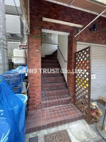 カエデハイツのエントランス|毎日通るエントランスはこのようになっています