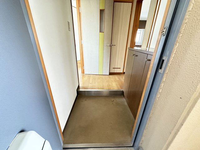 ハイツかおるの玄関