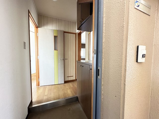 ハイツかおるの玄関