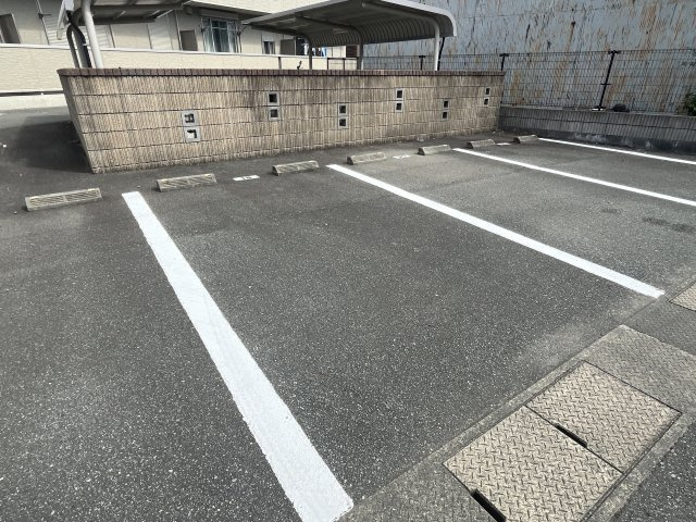 ノア東山B棟の駐車場