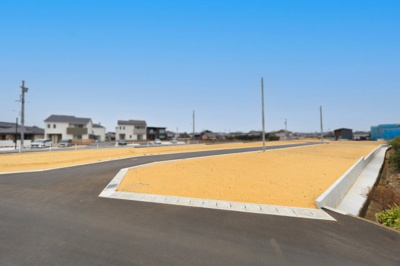 【前面道路含む現地写真】 | 津市芸濃町椋本《全9区画》 | 三重県津市芸濃町椋本に誕生する、新たな宅地分譲プロジェクト。
穏やかな住環境と利便性を兼ね備えた本エリアは、落ち着いた暮らしを求めるご家族に適したロケーションです。