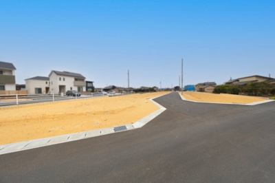 【前面道路含む現地写真】 | 津市芸濃町椋本《全9区画》 | 周辺は閑静な住宅地が広がり、日々の生活にゆとりと安心感をもたらします。
また、主要道路へのアクセスも良好で、通勤・通学やお出かけにもスムーズな動線を確保しています。