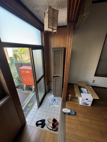 【玄関】 | 東秦泉寺戸建 | 収納もある玄関です