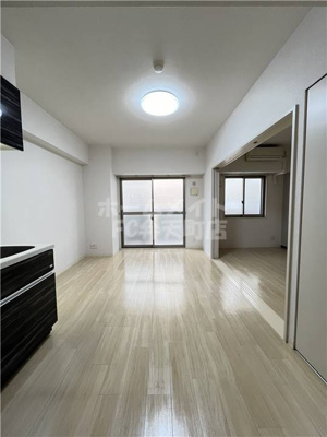 【居間・リビング】 | レクシア千代崎 | こちらのリビングで趣味の時間をお楽しみください