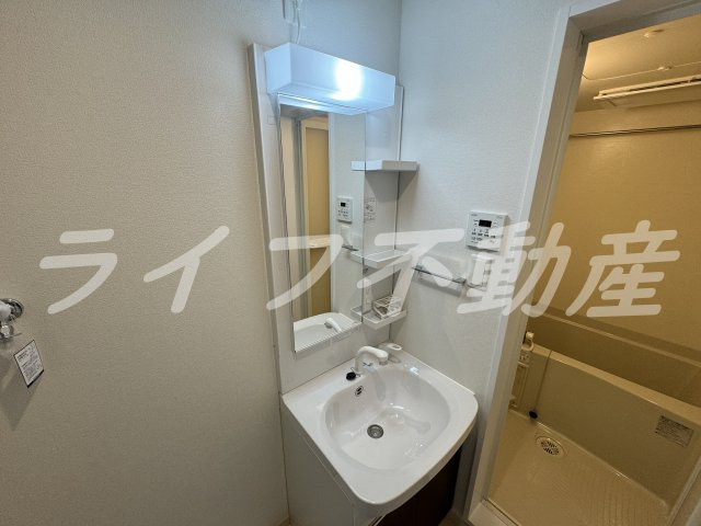 F asecia AMUZⅡの独立洗面台|独立洗面台、小物を置くことができて便利です