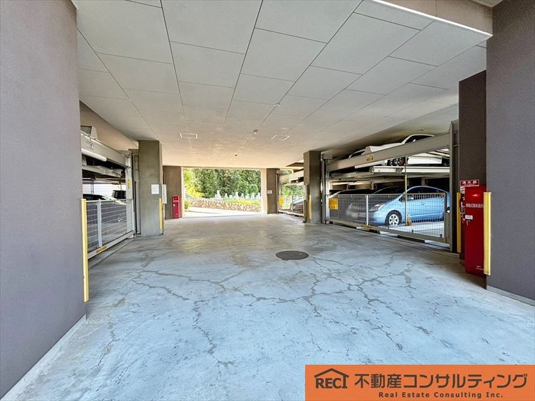 メロディーハイム苦楽園イーストヒルズの駐車場