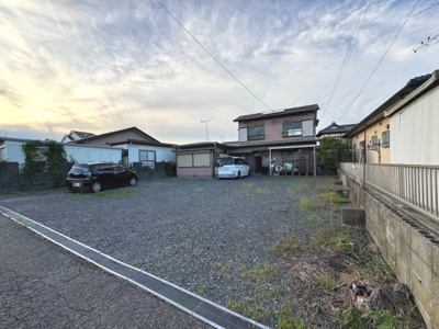 【外観パース】 | 香取市谷中　中古戸建 | 広い駐車場で車が停めやすいです