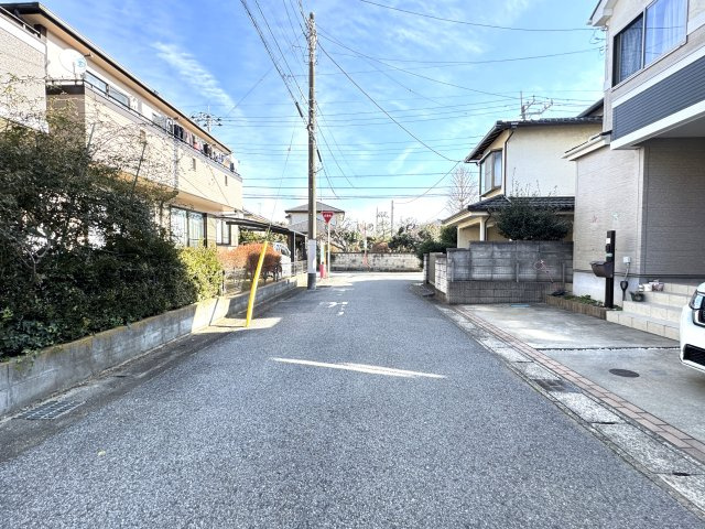 流山市こうのす台新築戸建【江戸川台小学校：7分】の前面道路含む現地写真|北側前面道路・幅員約5ｍ