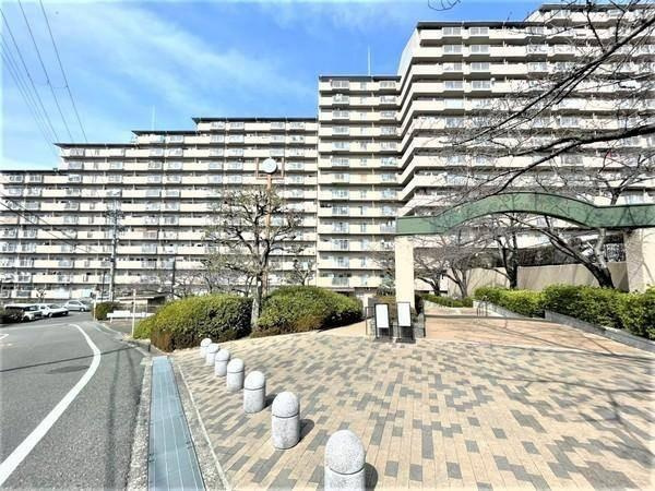 グリーンタウン香里ヶ丘B棟の外観|新しい生活にいかがでしょうか？外観はお住まいの顔になります。こだわりたいポイントですね。水回りリフォームやリノベーションも承ってます。
■現地見学・資金計画相談・住宅ローン相談もお問合せ受付中■