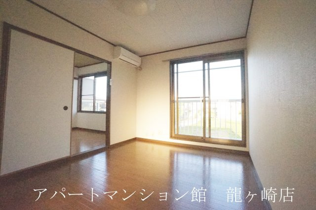 パークヒルズの居間・リビング