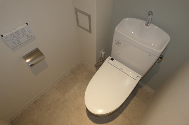 【トイレ】 | 便利な温水洗浄便座付。