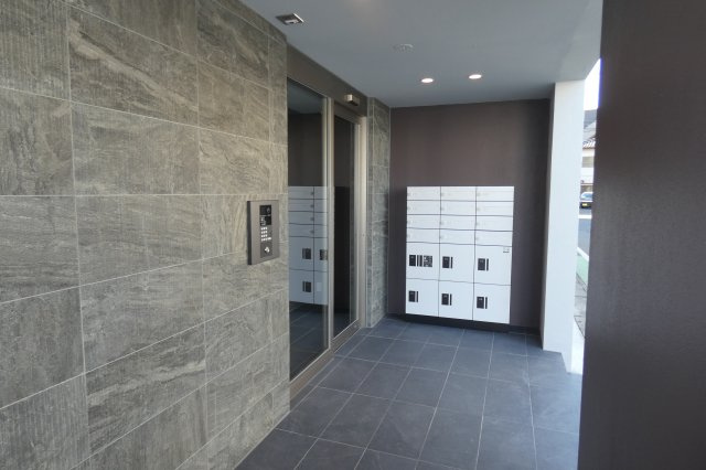 【エントランス】 | まるで分譲マンションの様な高級感あるエントランスです。