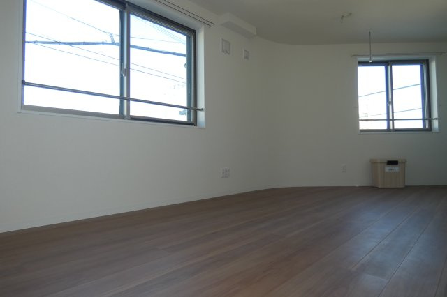 【居間・リビング】 | 窓が多く明るいリビング