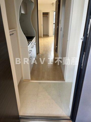 HS梅田EAST　BRAVI不動産の玄関|【HS梅田EAST】収納もある玄関です