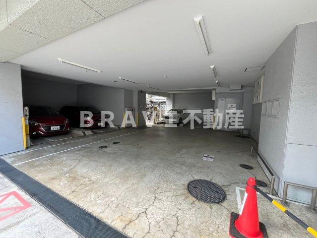 エスリード南森町駅前　BRAVI不動産の駐車場|【エスリード南森町駅前】カースペースがあります