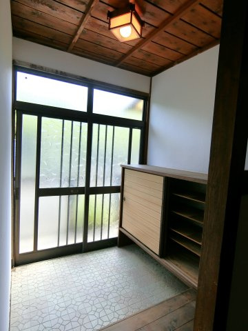 大網戸建の玄関