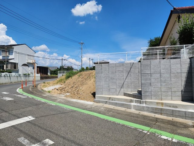 高崎市上豊岡町B区画　売地の前面道路含む現地写真