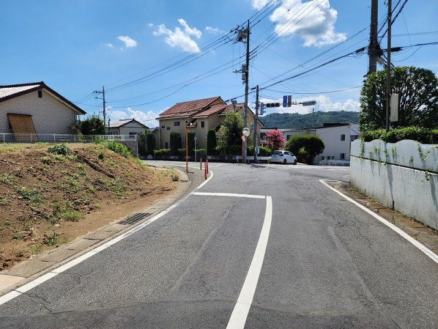 高崎市上豊岡町B区画　売地の前面道路含む現地写真