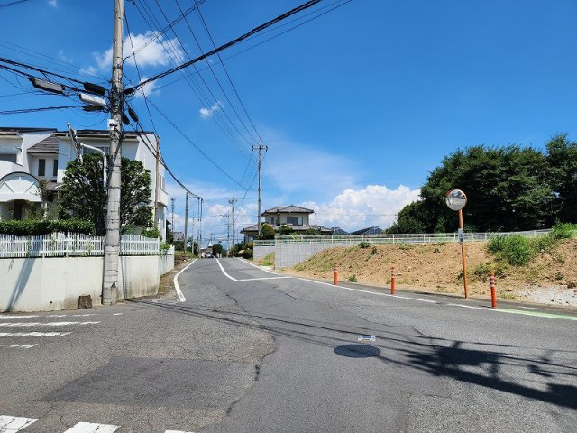 高崎市上豊岡町B区画　売地の前面道路含む現地写真