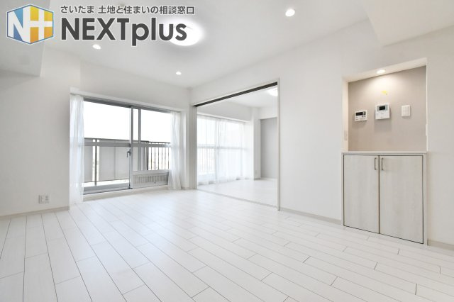 パーク上尾壱番館の居間・リビング|15.1帖 LDK：キッチンでお料理中の奥様も、リビングでくつろぐご主人様もお子様も、一つの空間で家族の存在を共有でき、安心して団欒を楽しめます♪