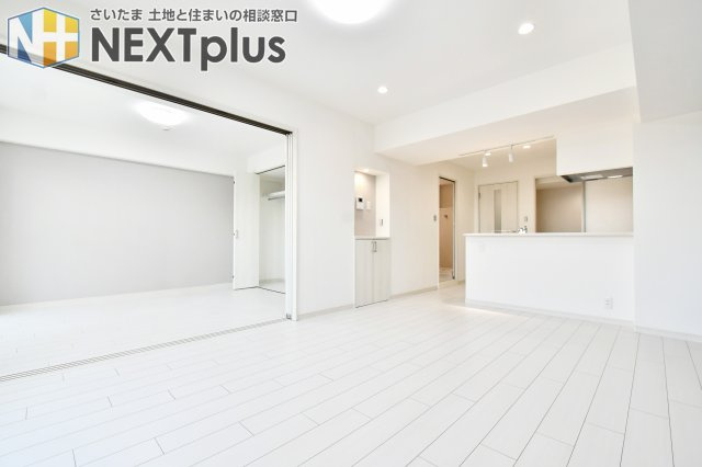 パーク上尾壱番館の居間・リビング|15.1帖LDK：可動間仕切りを大きく開放すると…、合計21帖超のゆったり空間に♪洋室のクローゼットも大容量で、散らかりがちなお部屋も、いつもスッキリ気持ち良い室内となります☆