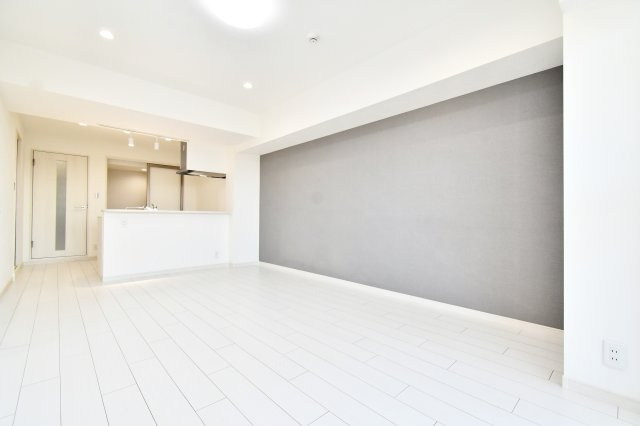 パーク上尾壱番館の居間・リビング|リビングはグレーのアクセントになっているお洒落なクロスになっております。15帖のリビングは、ダイニングテーブルはもちろん、ソファーやテレビ・ローテーブルを置いても十分な広さです☆彡