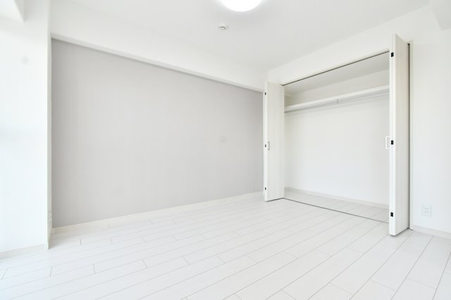 パーク上尾壱番館の収納|洋室6帖：リビングの横の洋室です。横長のクローゼットはハンガーラック付きですので、ご夫婦の洋服もたくさんかける収納する事ができます☆彡バルコニーへも出る事ができる洋室となっております。