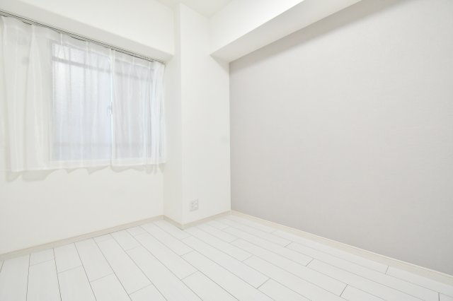 パーク上尾壱番館の洋室|洋室4.3帖：こちらの洋室にはウォークインクローゼットがございますので、収納力もGOOD☆彡【即日OK】当日のご連絡・現地集合・来店希望など、お客様に合わせご案内可能です！お問合せお待ちしております☆