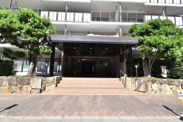 パーク上尾壱番館|緑豊かなエントランス☆彡毎日緑を見る事ができるので、心が癒されます♪また、エントランス外の屋根も広いので、雨の日お出かけ前に傘を広げても複数人と折れる広さです(^^)/