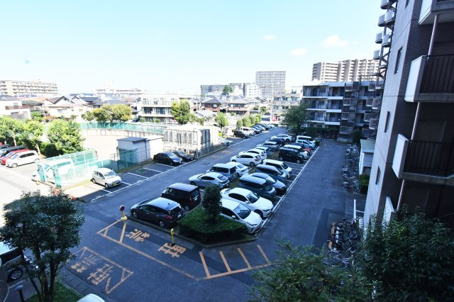パーク上尾壱番館の駐車場|敷地内駐車場です。※空き状況は都度弊社までお問合せ下さい。当社では他社様が掲載している物件も1日でまとめてご紹介、ご案内可能です。併せて内覧を希望される際はお申し付け下さい。