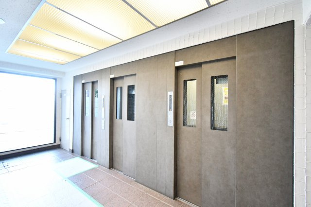 パーク上尾壱番館のその他共用部分|エレベーターは3基設置されております(^^)/朝のラッシュの時間帯にも安心ですね！大荷物を抱えているときやお子様やワンちゃんを抱っこしているときでも楽々昇降できます♪