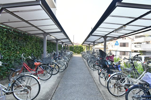 パーク上尾壱番館の駐輪場|私共は、強引なセールスは致しません。『今買えるから大丈夫』ではなく、『買った後の本当の幸せは何か』を考えた上でのご提案を徹底しております。どうぞお気軽にご連絡下さいませ。