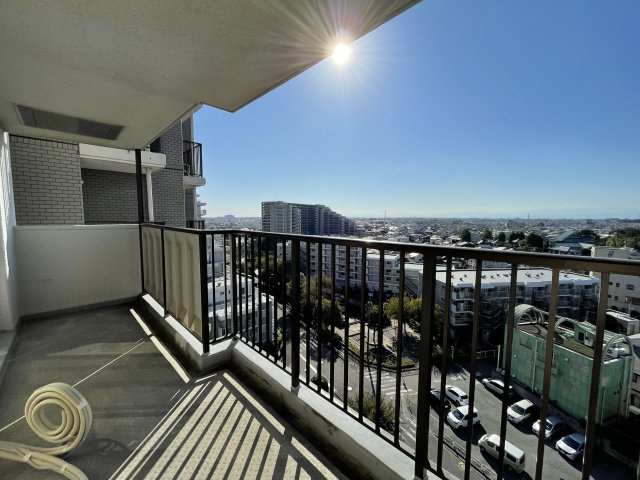 パーク上尾壱番館のバルコニー|私共は、強引なセールスは致しません。『今買えるから大丈夫』ではなく、『買った後の本当の幸せは何か』を考えた上でのご提案を徹底しております。どうぞお気軽にご連絡下さいませ。