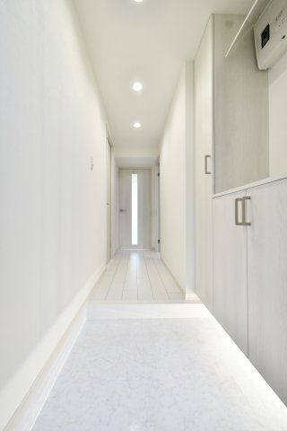 パーク上尾壱番館のその他|白を基調とした玄関。白の建具を使用する事で明るく広く見せる工夫が施されております♪また間のスペースには鍵を置くスペースにする事で、外出前に鍵を探すなど慌ただしさが軽減されるのでおすすめです♪