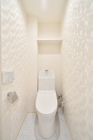 パーク上尾壱番館のトイレ|トイレ：奥行きにゆとりがあり、圧迫感の少ないトイレスペース。後ろには棚があるので、トイレットペーパーなどの備品補充も楽々行えます。掃除用具をしまうと清潔感も消す事ができ、イマドキなお部屋にできます☆彡