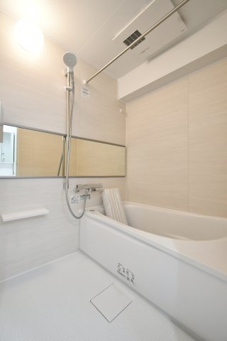 パーク上尾壱番館の浴室|白基調の明るい雰囲気の浴室です☆彡浴室乾燥機もついておりますので、日曜日の夜に出される体操着や給食着、雨の日のお洗濯も困りません！暖房機能もついているので、寒い日のお風呂も気持ち良くは入れますね♪